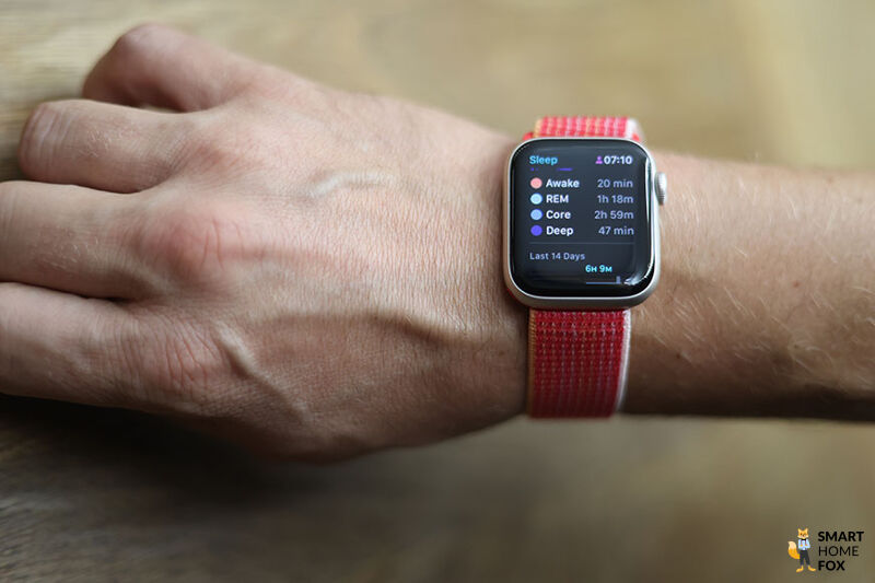 Man sieht die Schlafanalyse auf der Apple Watch SE.